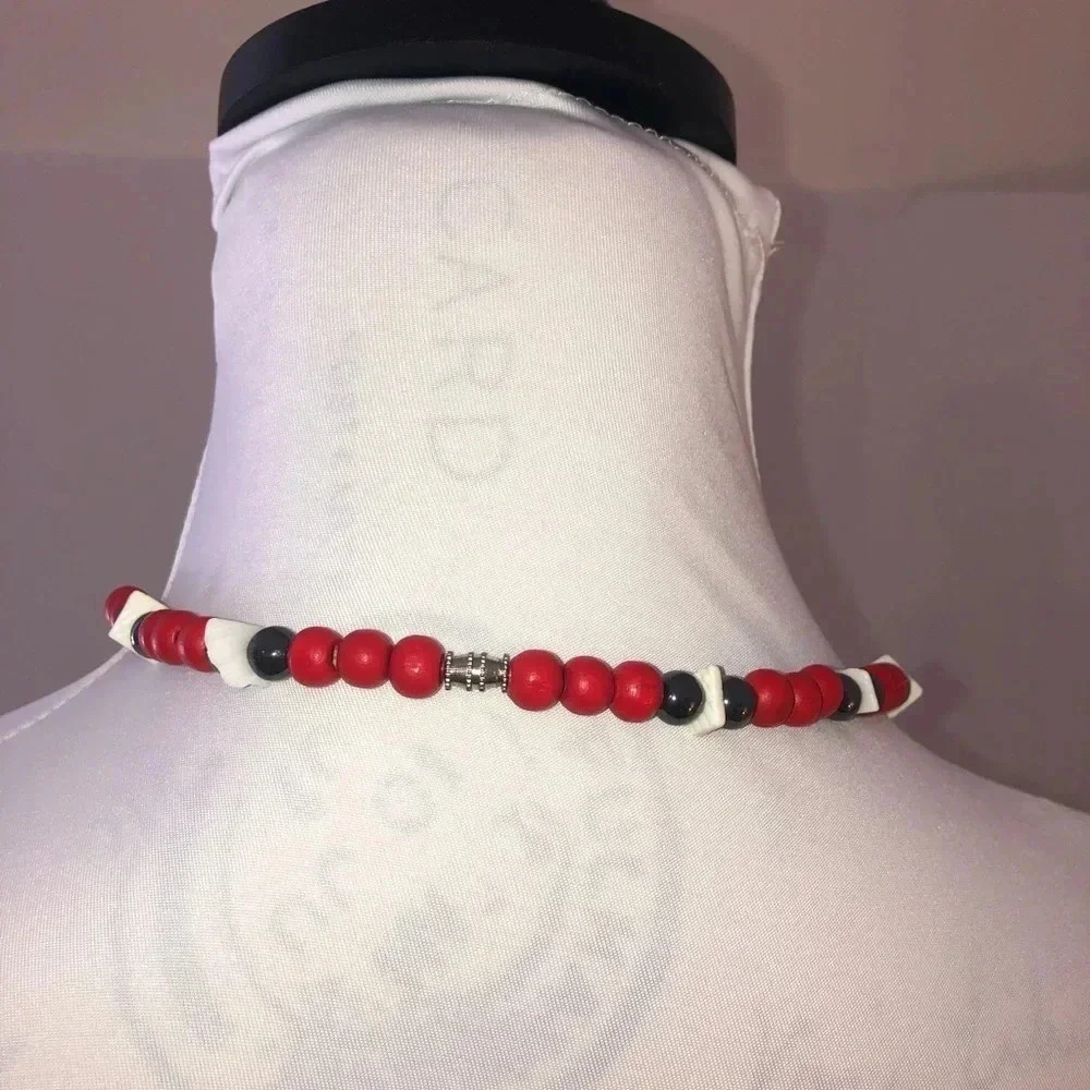 8 inch Unisex Tahitian style beaded‎ necklace black white and red colors.